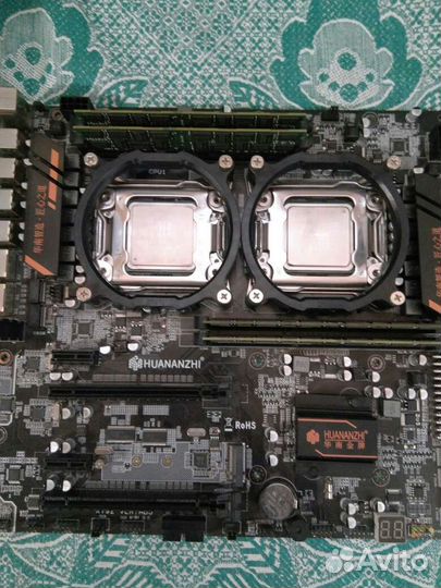 Материнскую плату вместе с процессорами