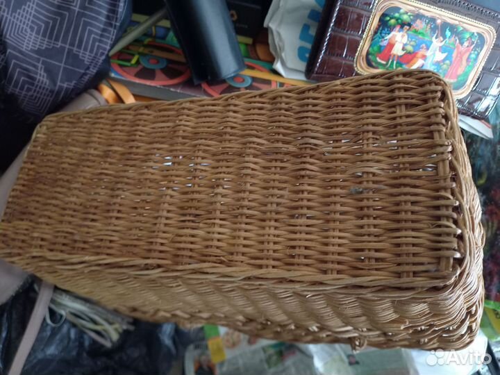 Две плетёные корзинки