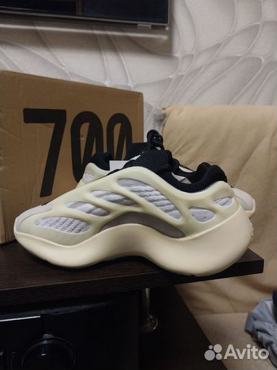 Кроссовки adidas yeezy boost 700 v3