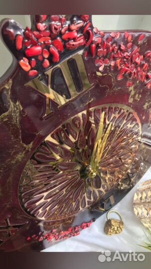 Интерьерные часыс натуральным камнем коррлл