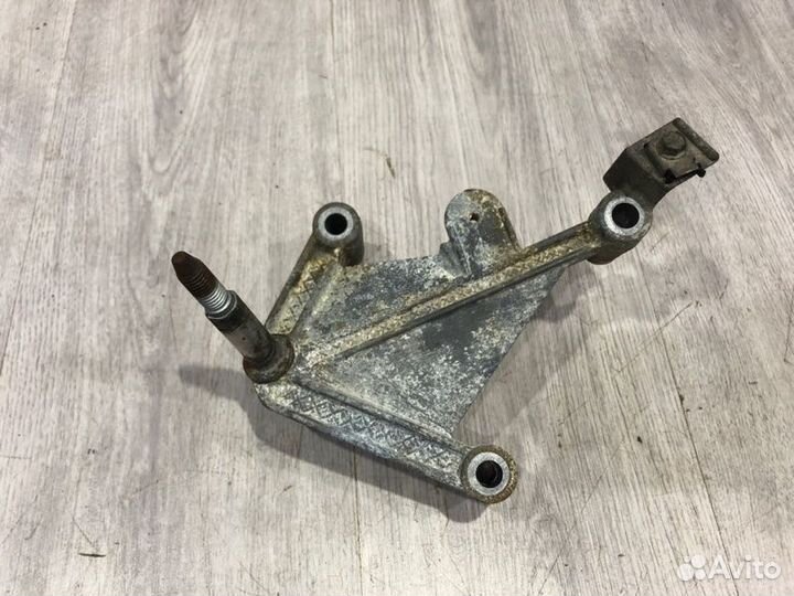 Кронштейн кпп Renault Symbol K7J 2006