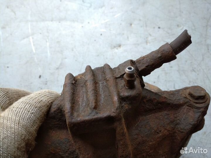 Суппорт передний левый Пежо 206