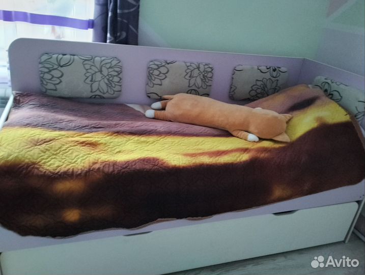 Шкаф купе. Шкаф. Стол. Кровать