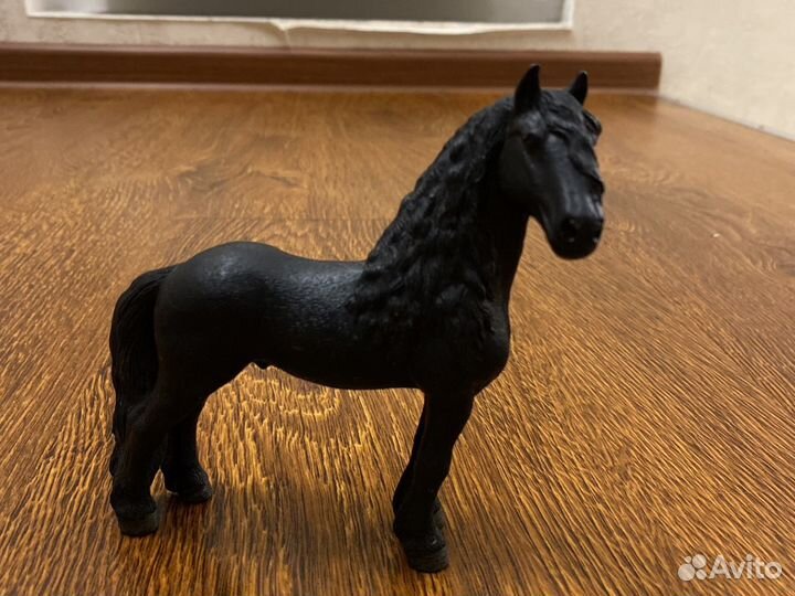 Фигурка лошади schleich