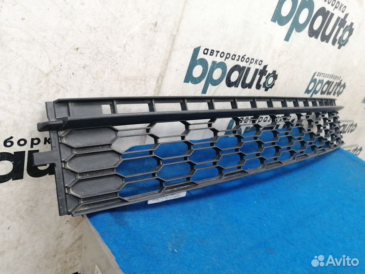 Решетка переднего бампера центр 5JA853677C Skoda