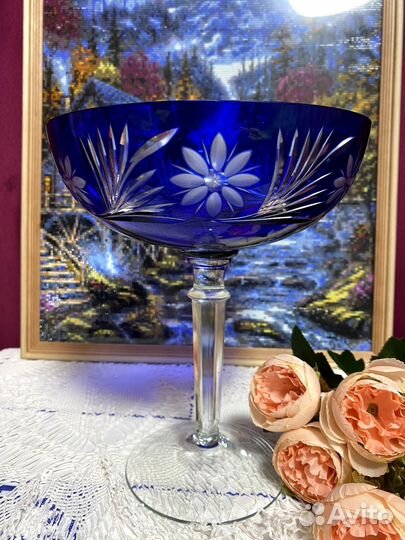 Ваза на ножке резное кобальтовое стекло
