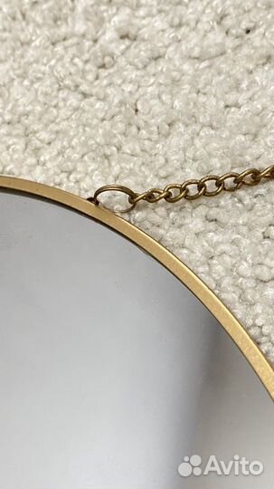 Круглое интерьерное зеркало на цепочке. золото