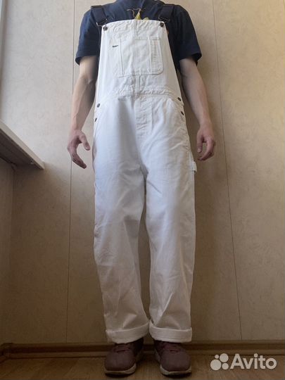 Белый джинсовый комбинезон Pull&Bear