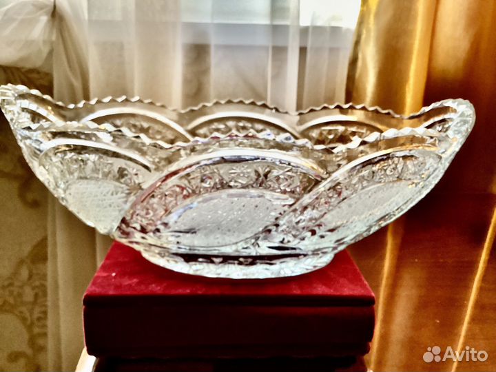 Хрустальные вазы-ладьи и ваза для цветов