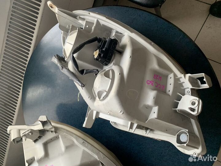 Продам передние фары на Тойота Пассо