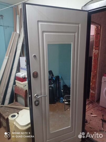 Металлическая дверь с зеркалом