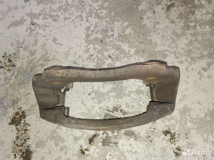 Скоба суппорта передняя левая Peugeot Boxer 250