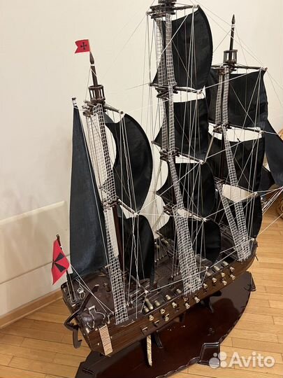 Модель корабля из дерева с черными парусами