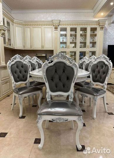 Большой обеденный стол и стулья