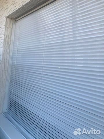 Горизонтальные алюминиевые белые жалюзи