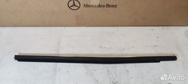 Молдинг стекла передний левый mercedes E 212