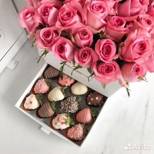 Клубника в шоколаде с цветами