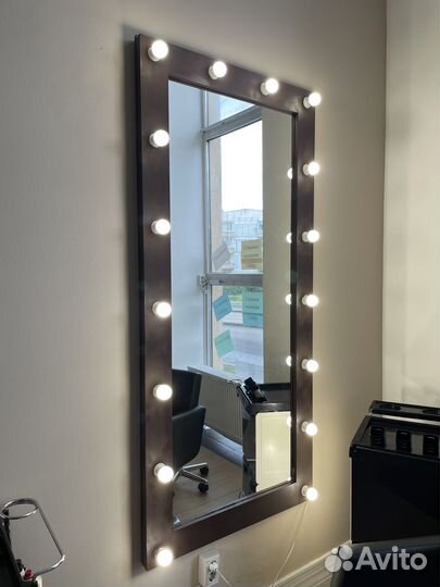 Гримерное зеркало с лампочками