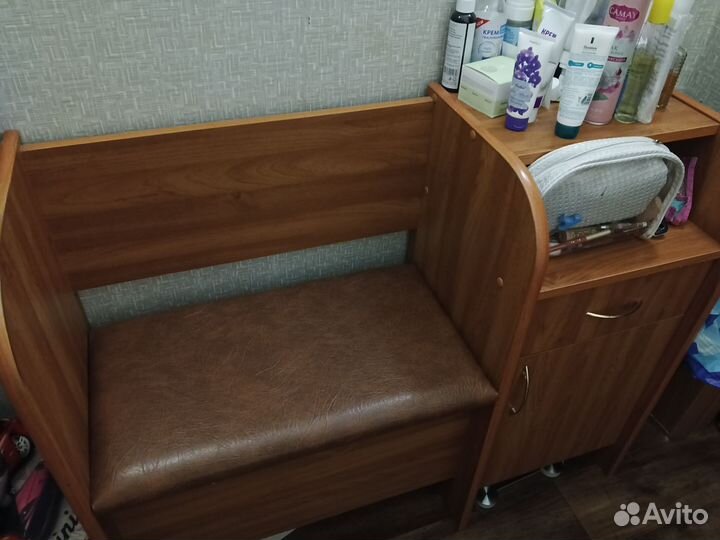 Тумбочка с сиденьем в коридор