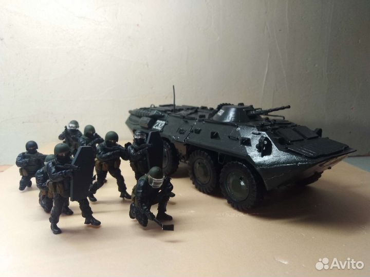 Модель бтр 80 с фигуроми солдат в 35 масштабе
