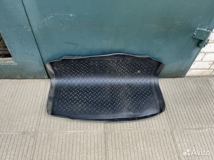Коврик в багажник автомобиля