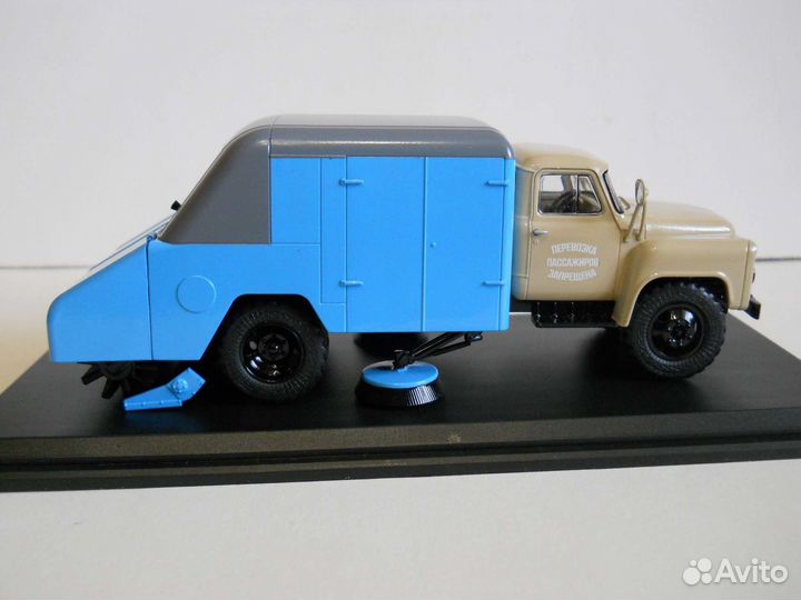 Модель подметально-уборочной машины пу-53