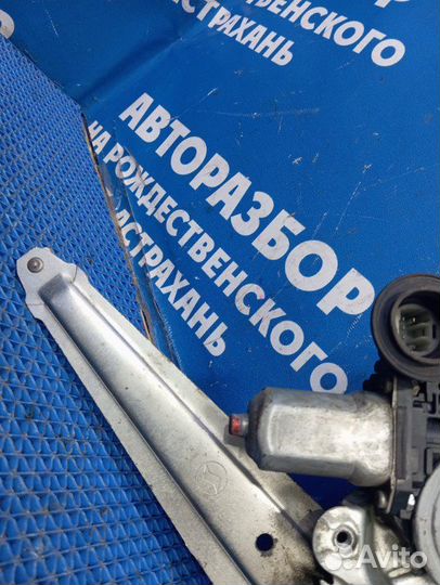 Задний правый стеклоподъемник Toyota Camry 40