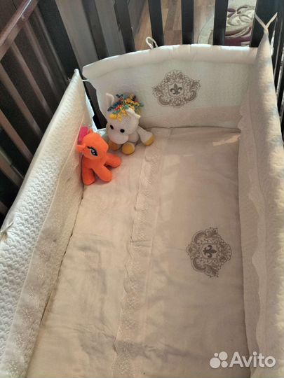 Детская кроватка с маятником