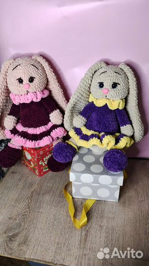 Зайчики связаны из плюшевой пряжи