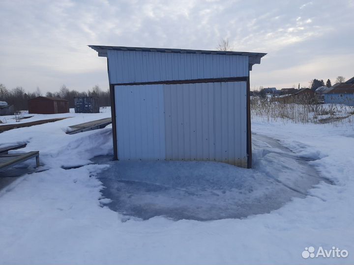 Лодочный гараж на воде