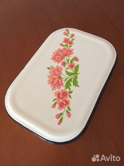 Лоток эмалированный и кружки