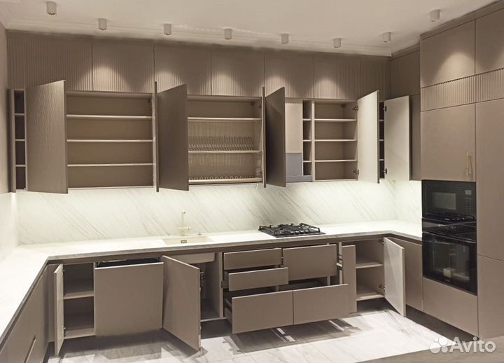 Кухня с фрезерованными фасадами