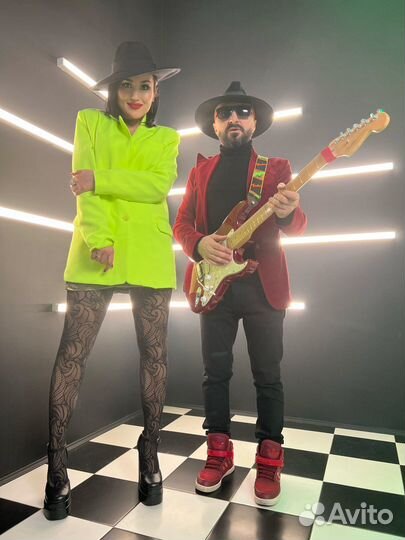 Певица и кавер группа