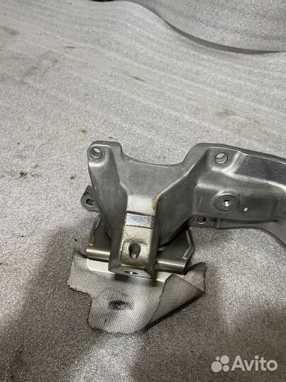 Кронштейн двигателя левый Ауди А6 С7