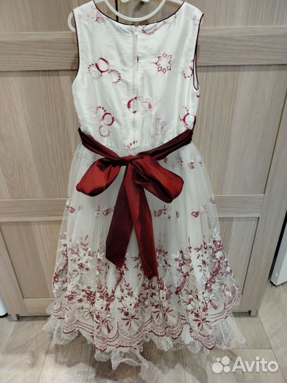 Платье нарядное для девочки, маркировка 8 лет