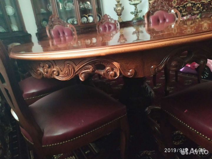 Стол и стулья