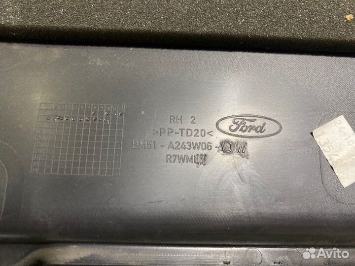 Обшивка средней стойки правая Ford Focus pnda 2014