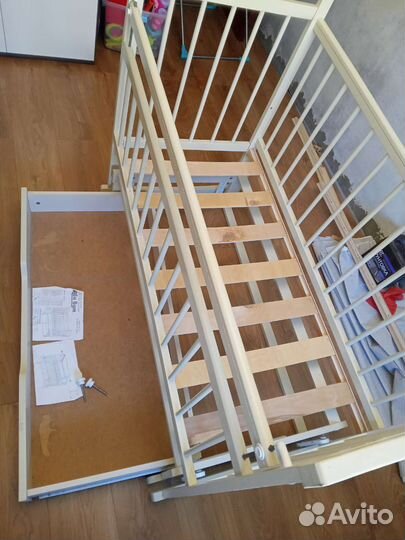 Детская кроватка с маятником и ящиком