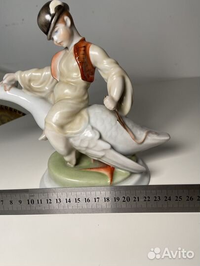 Фарфоровая статуэтка Мальчик на гусе Херенд Herend