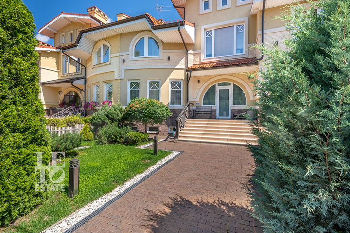 Таунхаус 415,1 м² на участке 4,4 сот.