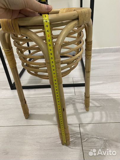 Подскавка для цветов из ротанга