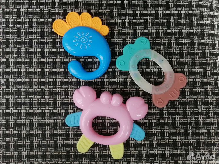 Игрушки погремушки и прорезатели для малышей