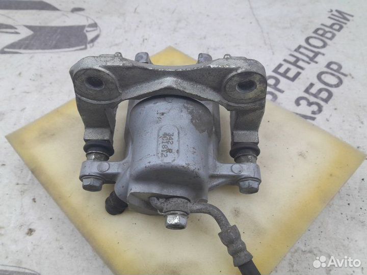 Тормозной суппорт задний левый Toyota Rav4 40