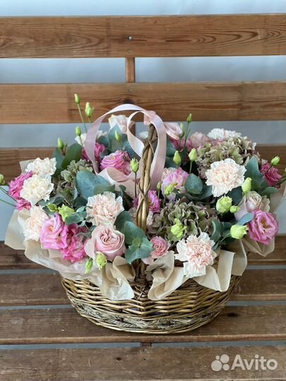 Композиция из сборных цветов в корзине