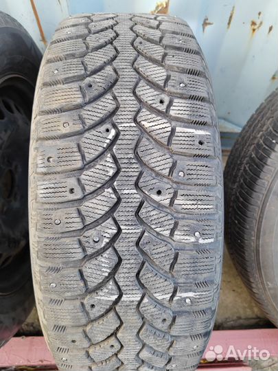 Bridgestone Blizzak Spike-01 215/60 R16