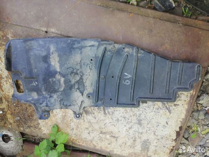 Пыльник двигателя Митсубиси Лансер 9