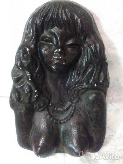 Настенный гипсовый бюст женщины