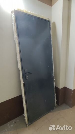 Дверь входная деревянная с коробкой