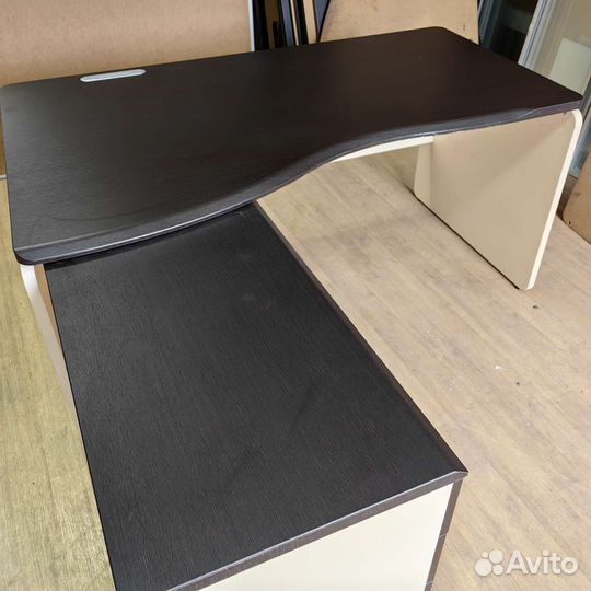 Офисный стол с тумбой