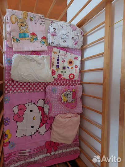 Кроватка с комплектами белья